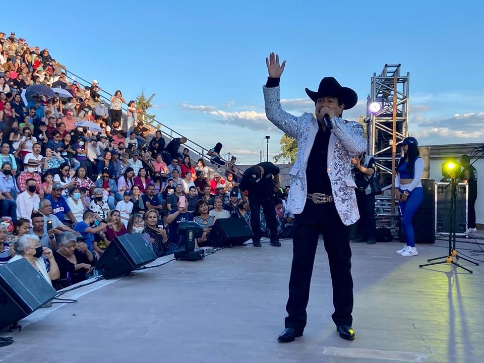 Con la presentación de Lorenzo de Monteclaro vuelven las tradicionales callejoneadas al Teatro del Calvario